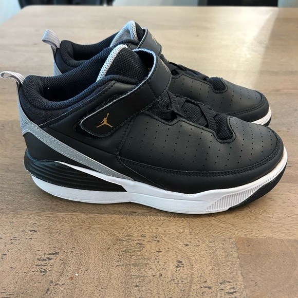 Jordan Sneakers Boys Size 3Y - Picture 1 of 8